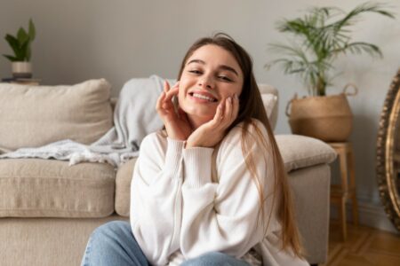 Jeune fille peau sans acné